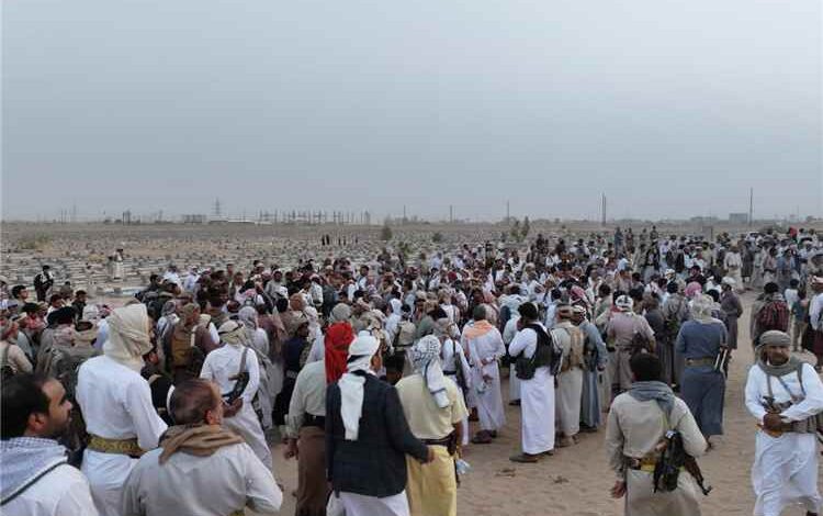 حشد قبلي غفير يشيّع شهيد المطارح بعد وفاته بالخطأ، وينقل جثمانه من سيئون إلى مسقط رأسه