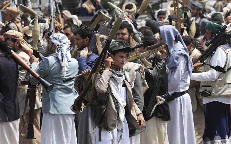 حشود عسكرية حوثية تسبق تنفيذ صفقة الأسرى