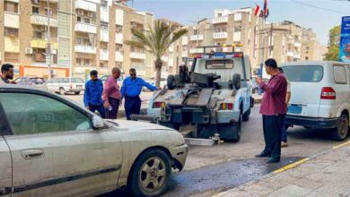حملة لإزالة السيارات المتهالكة من شوارع مديرية صيرة بعدن