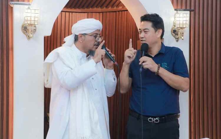 خبير أحياء بحرية ورجل أعمال صيني يعلن إسلامه في ختام الدورة الصيفية الثامنة بالجامع الكبير بالشحر
