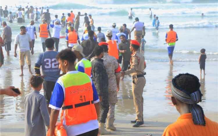 خفر سواحل حضرموت ينقذ 4 حالات غرق خلال ثالث أيام موسم نجم البلدة