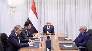 خلال لقائه بهيئة التشاور والمصالحة العليمي يدعو لتوحيد القرار الوطني وحشد الطاقات لاستعادة مؤسسات الدولة