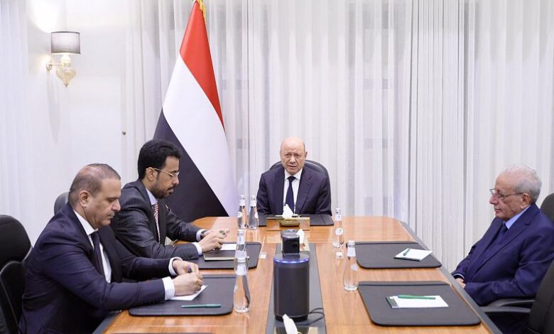 خلال لقائه بهيئة التشاور والمصالحة العليمي يدعو لتوحيد القرار الوطني وحشد الطاقات لاستعادة مؤسسات الدولة