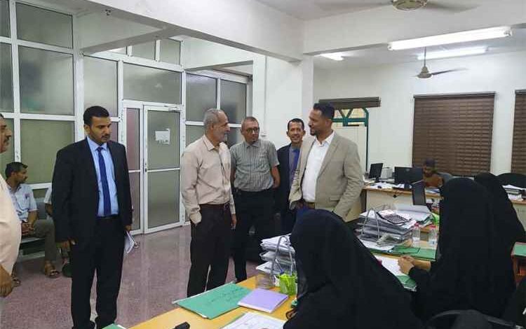 رئيس المؤسسة العامة للتأمينات يتفقد سير العمل في فرع عدن