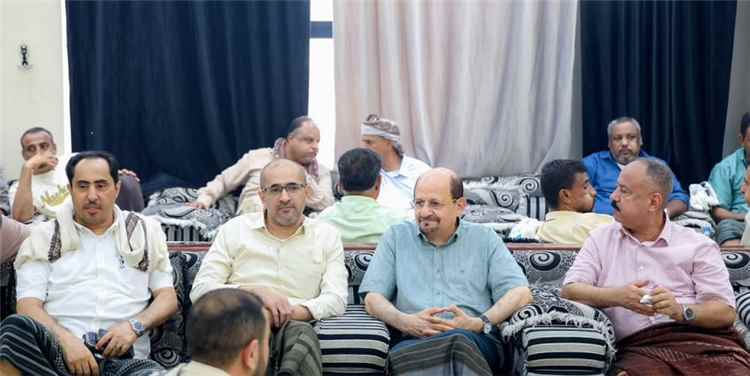 رئيس الوزراء وزير الخارجية يحضر في عدن مجلسي عزاء الفقيدين الكحيل وأمزربة