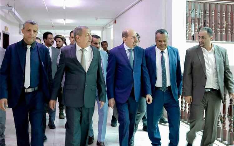 رئيس الوزراء وزير الخارجية يزور المجمع القضائي في عدن