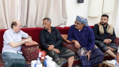 رئيس الوزراء يشارك في مجلس عزاء المناضل علي مسعد حسن الهدالي