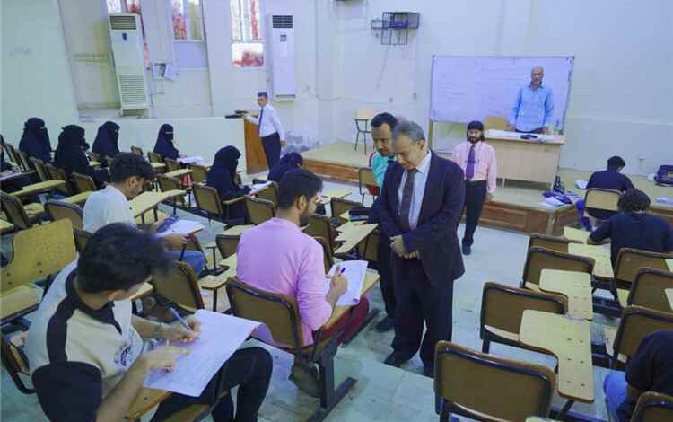 رئيس جامعة عدن يتفقد امتحانات العلوم الإدارية ويؤكد: الجودة تصنع مستقبل الخريجين