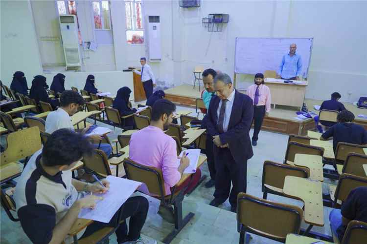 رئيس جامعة عدن يتفقد امتحانات العلوم الإدارية ويؤكد: الجودة تصنع مستقبل الخريجين
