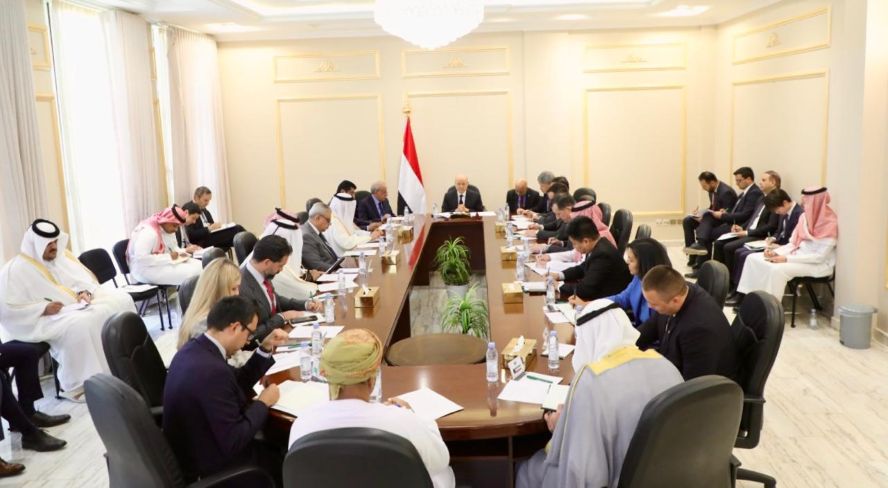 رئيس مجلس القيادة الرئاسي يعقد لقاء موسعا مع سفراء الدول الراعية للعملية السياسية في اليمن ويدعو لتحقيق دولي في رحلة إيرانية إلى صنعاء