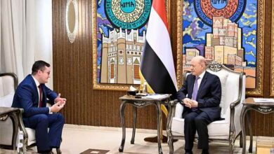 رئيس مجلس القيادة: تحويل مطار صنعاء إلى منصة للرحلات الإيرانية تحد سافر للقانون الدولي