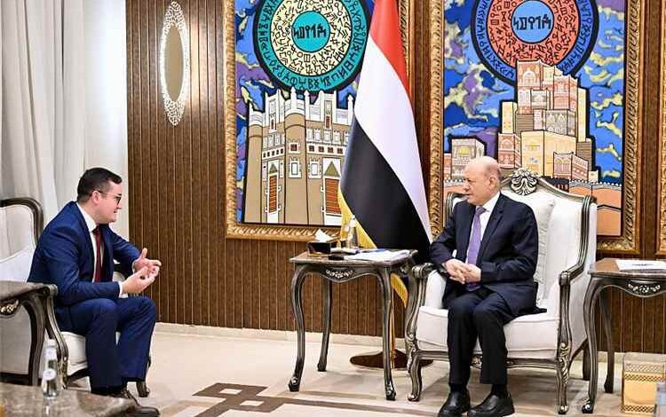 رئيس مجلس القيادة: تحويل مطار صنعاء إلى منصة للرحلات الإيرانية تحد سافر للقانون الدولي