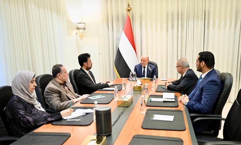 رئيس مجلس القيادة: لن نسمح بجرّ البلاد إلى معارك عبثية تضر بمصالح شعوب المنطقة.. واستقرار اليمن يبدأ باستعادة مؤسسات الدولة