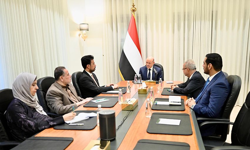 رئيس مجلس القيادة: لن نسمح بجرّ البلاد إلى معارك عبثية تضر بمصالح شعوب المنطقة.. واستقرار اليمن يبدأ باستعادة مؤسسات الدولة