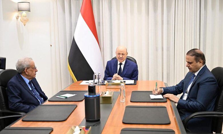 رئيس مجلس القيادة: نجاح أي معركة عسكرية أو سياسية مرتبط بكسب الموقف الدولي وترسيخ الرواية الوطنية.. ويوجه البعثات الدبلوماسية بتعزيز العزلة الدولية للحوثيين