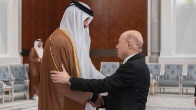 رئيس مجلس القيادة يقدم واجب العزاء لأمير دولة قطر بوفاة الأمير الوالد الشيخ حمد بن خليفة آل ثاني