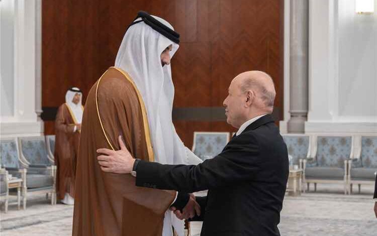 رئيس مجلس القيادة يقدم واجب العزاء لأمير دولة قطر بوفاة الأمير الوالد الشيخ حمد بن خليفة آل ثاني