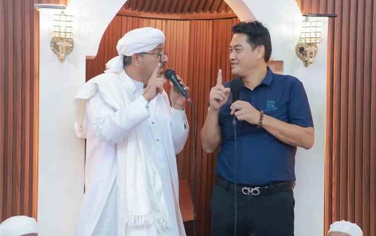 رجل أعمال وخبير أحياء بحرية صيني يعلن إسلامه في ختام الدورة الصيفية الثامنة بالجامع الكبير بالشحر