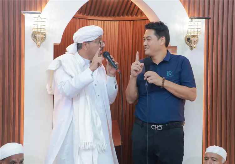 رجل أعمال وخبير أحياء بحرية صيني يعلن إسلامه في ختام الدورة الصيفية الثامنة بالجامع الكبير بالشحر