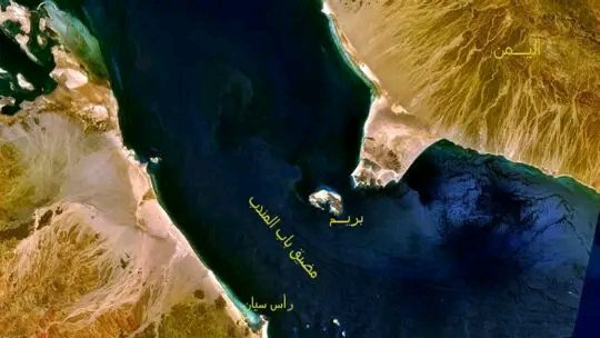 رويترز: مليشيا الحوثي تدرس فرض رسوم على السفن العابرة لمضيق باب المندب