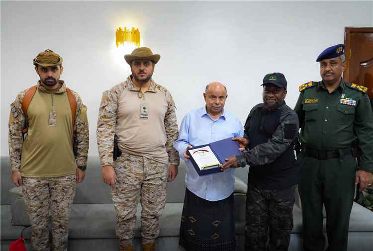 سالم الخنبشي وقيادة قوات التحالف بحضرموت والمهرة يكرمون منتسبي إدارة مكافحة المخدرات بساحل حضرموت