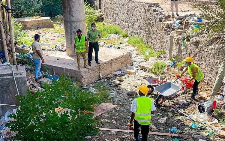 سالمين وبن جرادي يطلعان على سير حملة تنظيف مجرى السيل بمنطقة مجمع البنوك في مديرية صيرة بعدن