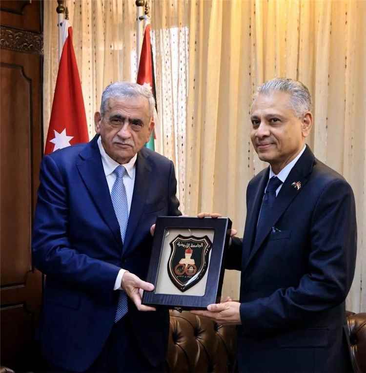 سفير بلادنا يبحث مع رئيس الجامعة الاردنية تعزيز التعاون الأكاديمي