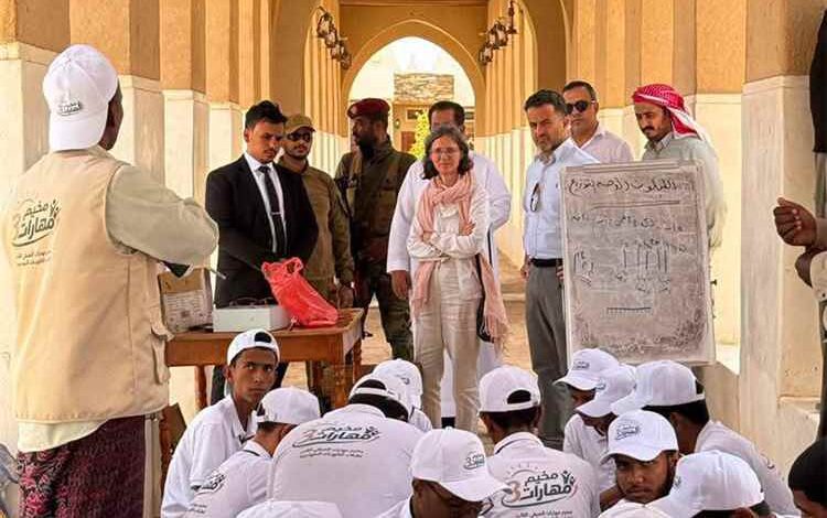 سفيرة فرنسا تختتم زيارتها لحضرموت بجولة لدوعن وتشيد بمقوماتها التراثية والتنموية الرائدة