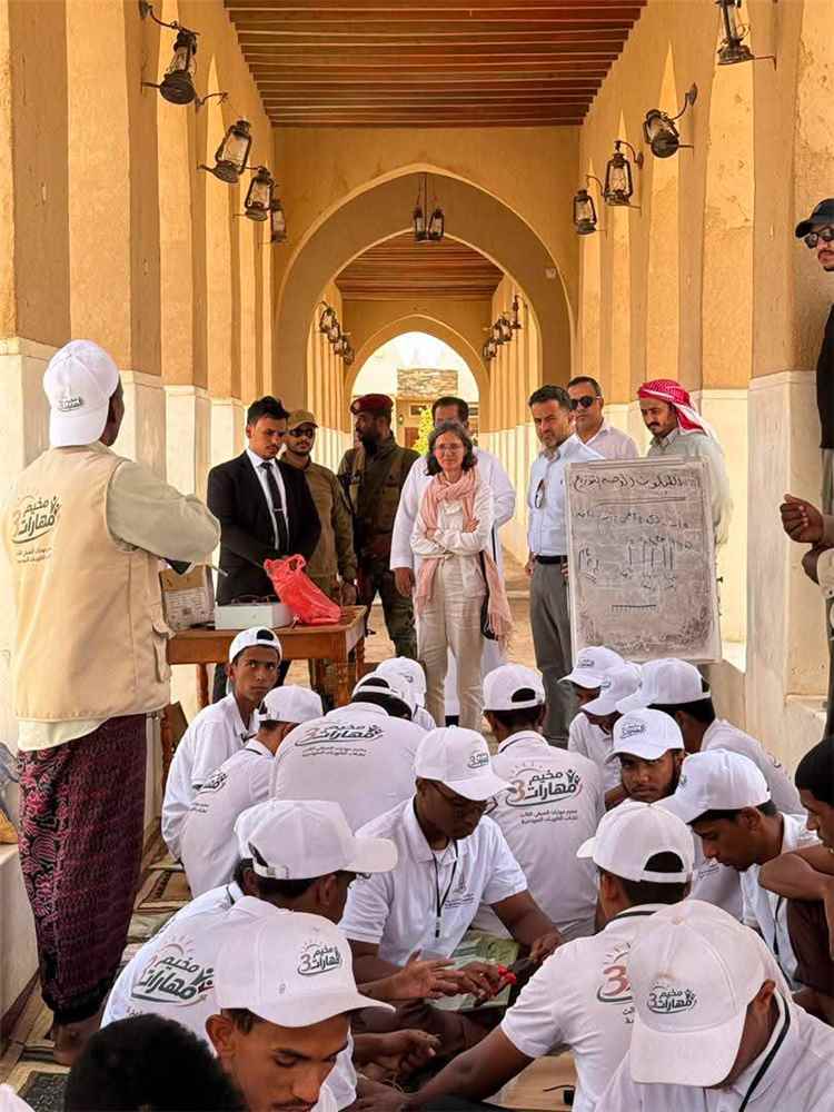 سفيرة فرنسا تختتم زيارتها لحضرموت بجولة لدوعن وتشيد بمقوماتها التراثية والتنموية الرائدة