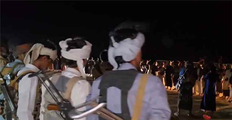 شاهد لحظة وصول أول وفد قبلي إلى خطوط التماس مع الحوثيين في الجوف تلبية لدعوة الشيخ حمد فدغم