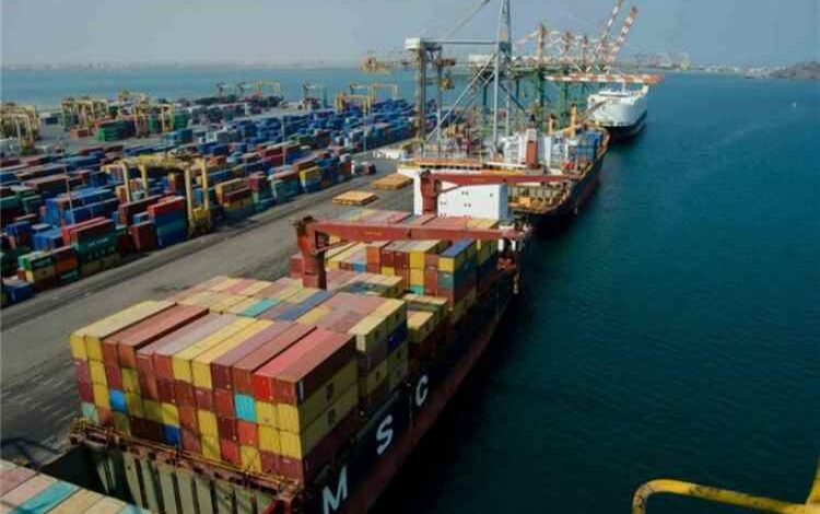 شبكة دولية: اضطرابات الشحن الناجمة عن الصراع الإقليمي تسببت بتراجع الواردات إلى اليمن