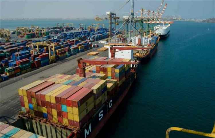 شبكة دولية: اضطرابات الشحن الناجمة عن الصراع الإقليمي تسببت بتراجع الواردات إلى اليمن