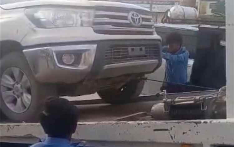 شرطة السير بشبوة تواصل حملة إزالة السيارات المخالفة من الشوارع العامة بمدينة عتق
