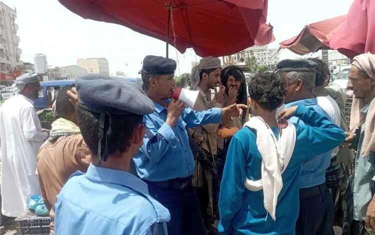 شرطة السير بلحج تنفذ حملة ميدانية لإزالة التعديات وتوسعة الطرق من بيت عياض إلى سوق الكراع