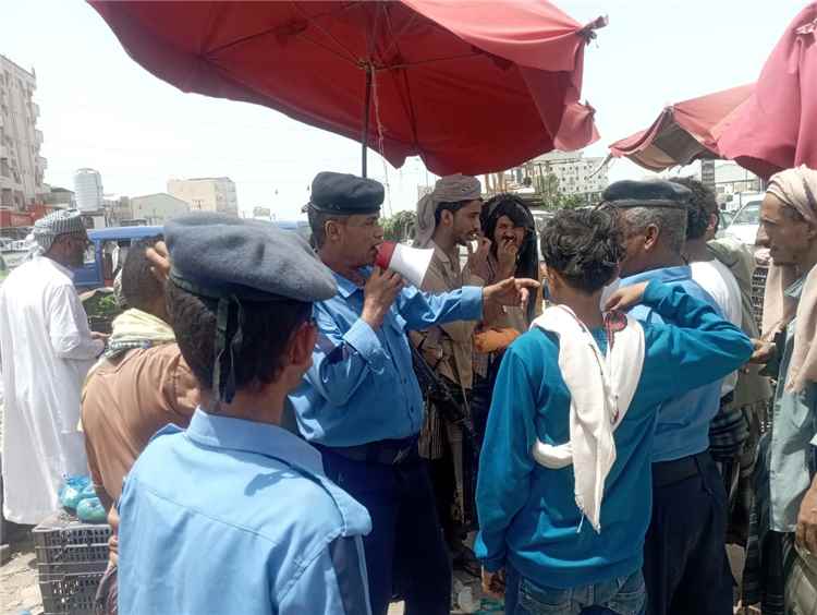 شرطة السير بلحج تنفذ حملة ميدانية لإزالة التعديات وتوسعة الطرق من بيت عياض إلى سوق الكراع