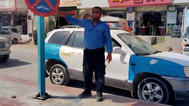 شرطة السير بمدينة عتق تبدأ تركيب لوحات "ممنوع الوقوف" في الشوارع العامة وتحذر المخالفين