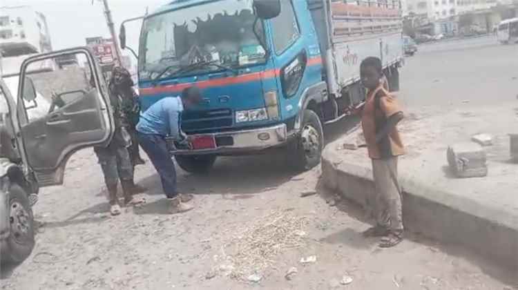 شرطة سير لحج تواصل حملتها المرورية لتطهير خط (الرباط – اللحوم – الكراع) من العشوائيات