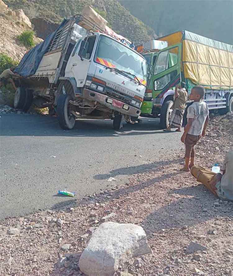 شلل تام يضرب طريق عدن – تعز.. شاحنة معطلة تغلق المنفذ الحيوي وتحتجز مئات المسافرين