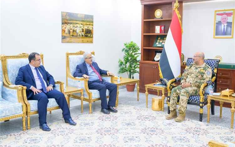 طارق صالح يبحث مع قيادة بنك الإنشاء والتعمير استئناف عمل البنك في المخا