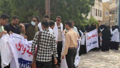 طلاب بكالوريوس العلوم الصحية بمعهد امين ناشر ينفذون وقفة احتجاجية للمطالبة بحقوقهم الأكاديمية والمالية