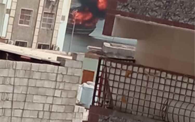 عاجل | احتراق قارب صيد بالقرب من ميناء المعلا في عدن