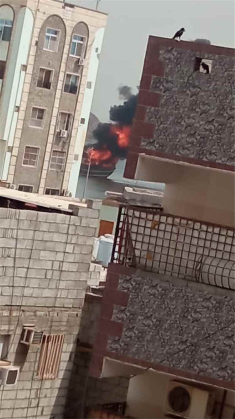 عاجل | احتراق قارب صيد بالقرب من ميناء المعلا في عدن