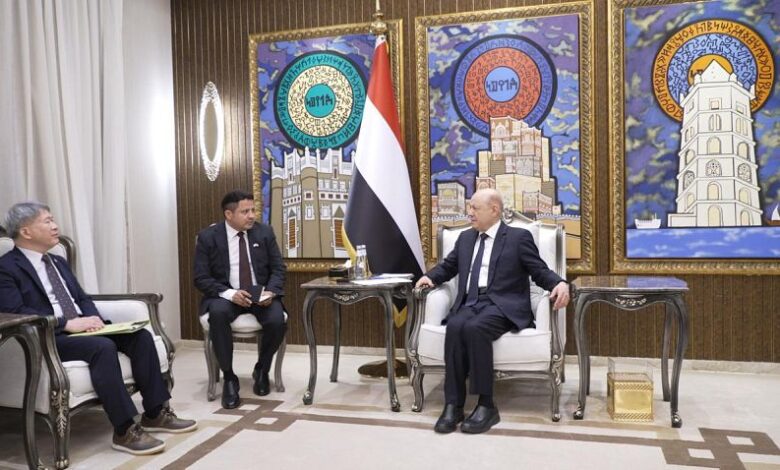 عاجل: العليمي يلتقي برئاسة لجنة العقوبات الأممية في مجلس الأمن ويطالب بتجفيف مصادر تسليح الحوثي وبتشديد الرقابة على خروقات إيران