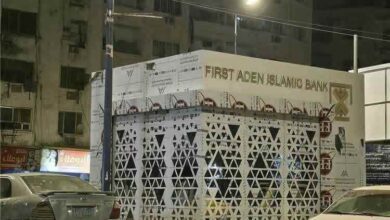 عارف ناجي يطالب بكشف الجهة التي منحت ترخيص كشك يحمل اسم "بنك عدن الأول الإسلامي" في المعلا