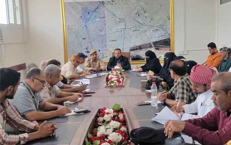 عدن.. تنفيذي المنصورة يناقش الأداء الخدمي ويرفع الجاهزية لاستحقاقات الطوارئ