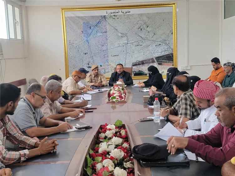 عدن.. تنفيذي المنصورة يناقش الأداء الخدمي ويرفع الجاهزية لاستحقاقات الطوارئ