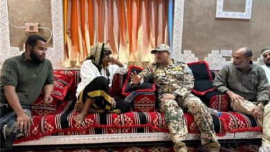 عضو مجلس القيادة طارق صالح يقدم واجب العزاء لأسرة الشهيد العميد يحيى وحيش
