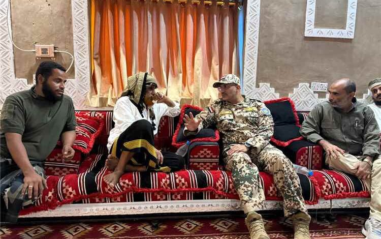 عضو مجلس القيادة طارق صالح يقدم واجب العزاء لأسرة الشهيد العميد يحيى وحيش