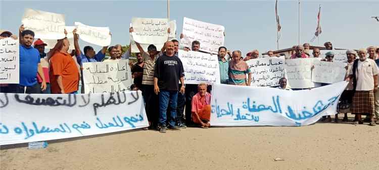 عمال مصافي عدن ينددون بالتهميش ويطالبون بإنصاف المتقاعدين وأسر الموظفين ويلوحون بالتصعيد