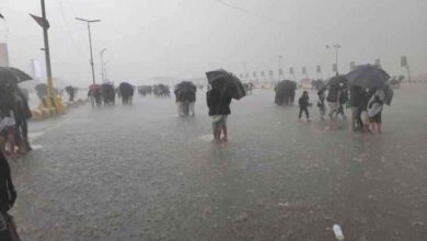 المشهد اليمني - غضب السماء .. الأمطار تُفشل فعالية حوثية حاشدة في ميدان السبعين بصنعاء